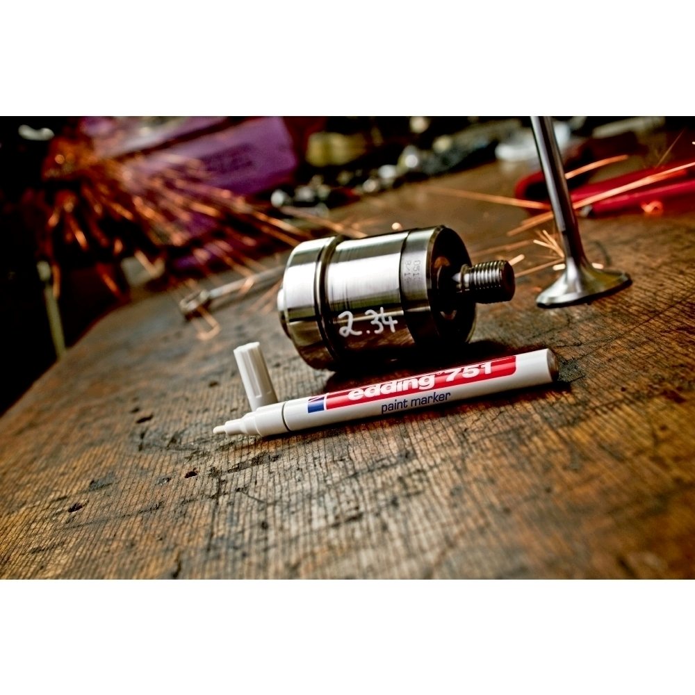 Marker permanent Edding 751 cu vopsea, corp metalic, varf rotund, 1-2 mm, alb