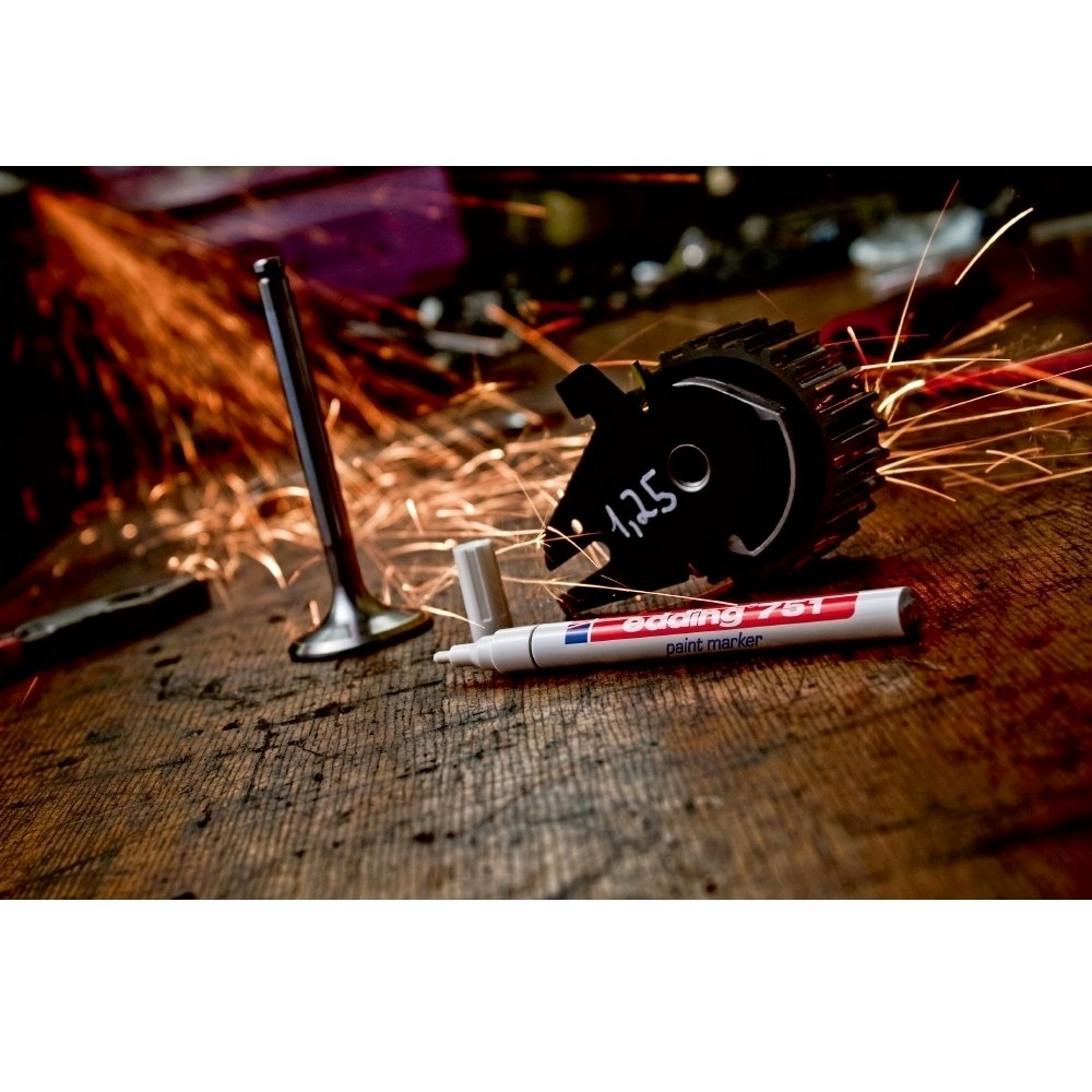 Marker permanent Edding 751 cu vopsea, corp metalic, varf rotund, 1-2 mm, alb