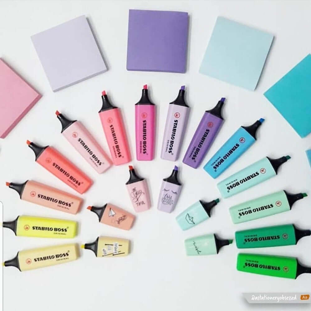 Textmarker Stabilo Boss Original, 15 culori/set, 9 culori fluorescente, 6 culori pastelate, cu suport de birou