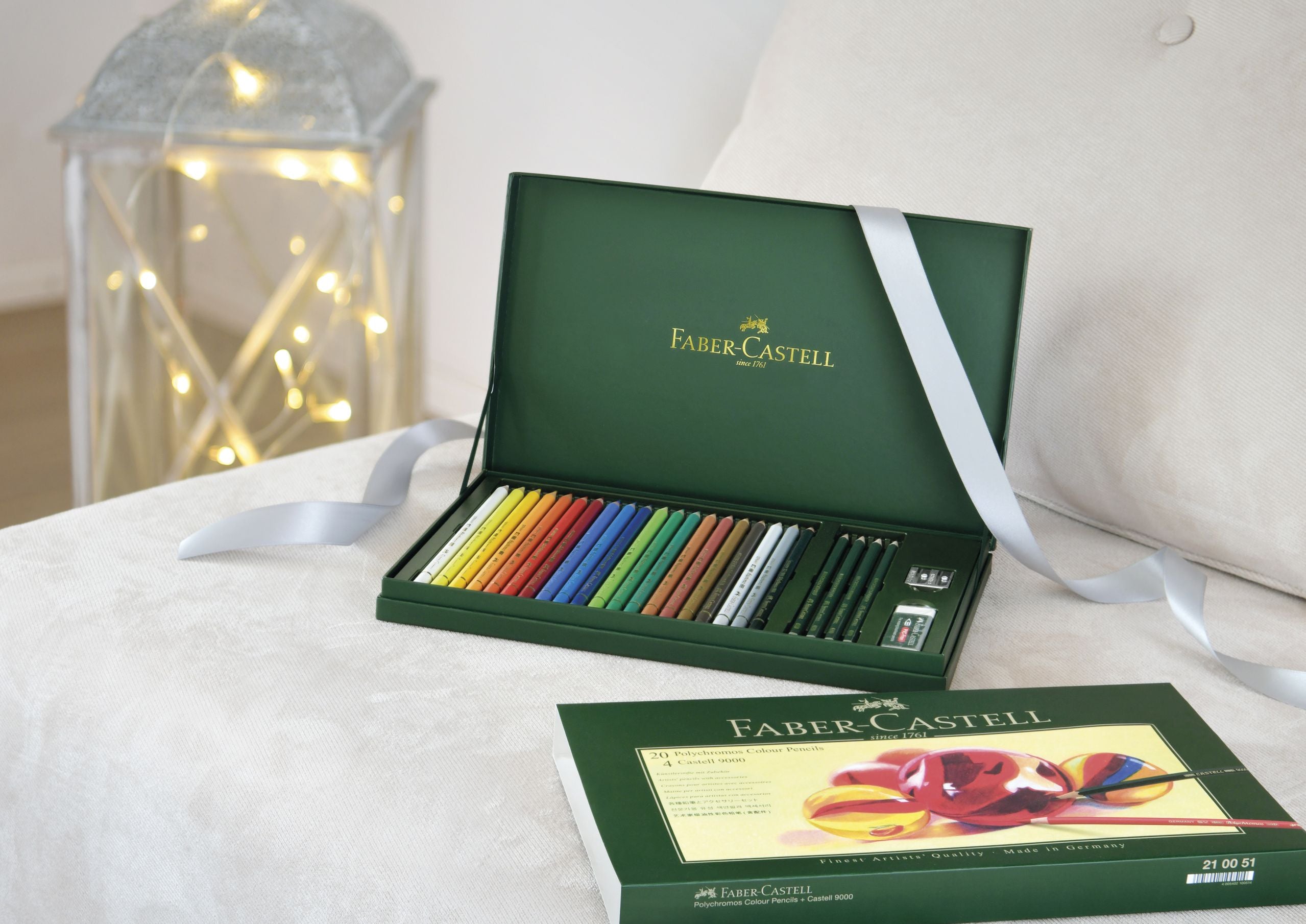 SET CADOU 20 CREIOANE COLORATE POLYCHROMOS + 4 CREIOANE GRAFIT CASTELL + ACCESORII FABER-CASTELL