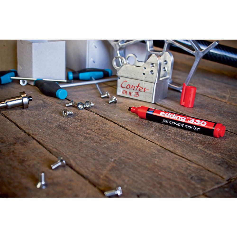 Marker permanent Edding 330, corp plastic, varf retezat, 1-5 mm, rosu