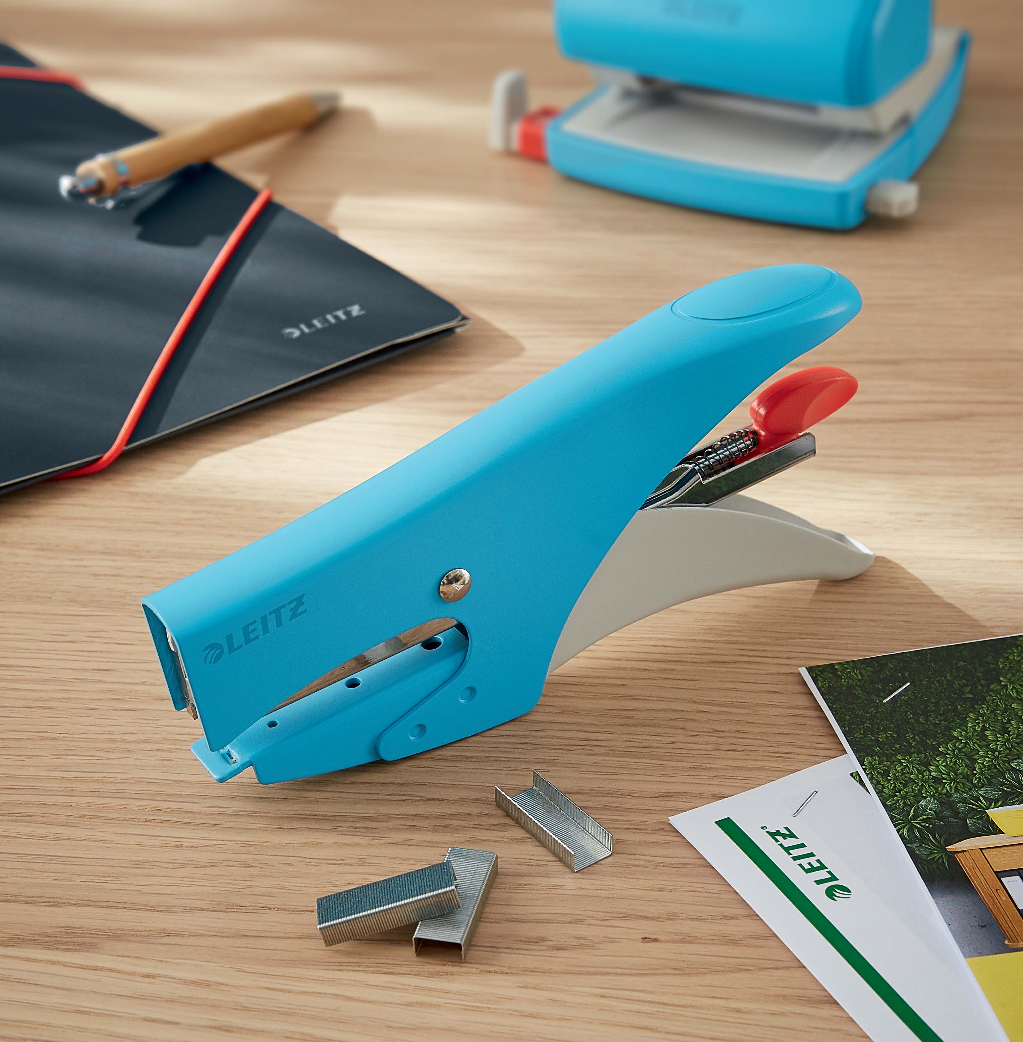 CAPSATOR 15 COLI NR 10 MODEL 5645 ALBASTRU CELEST LEITZ