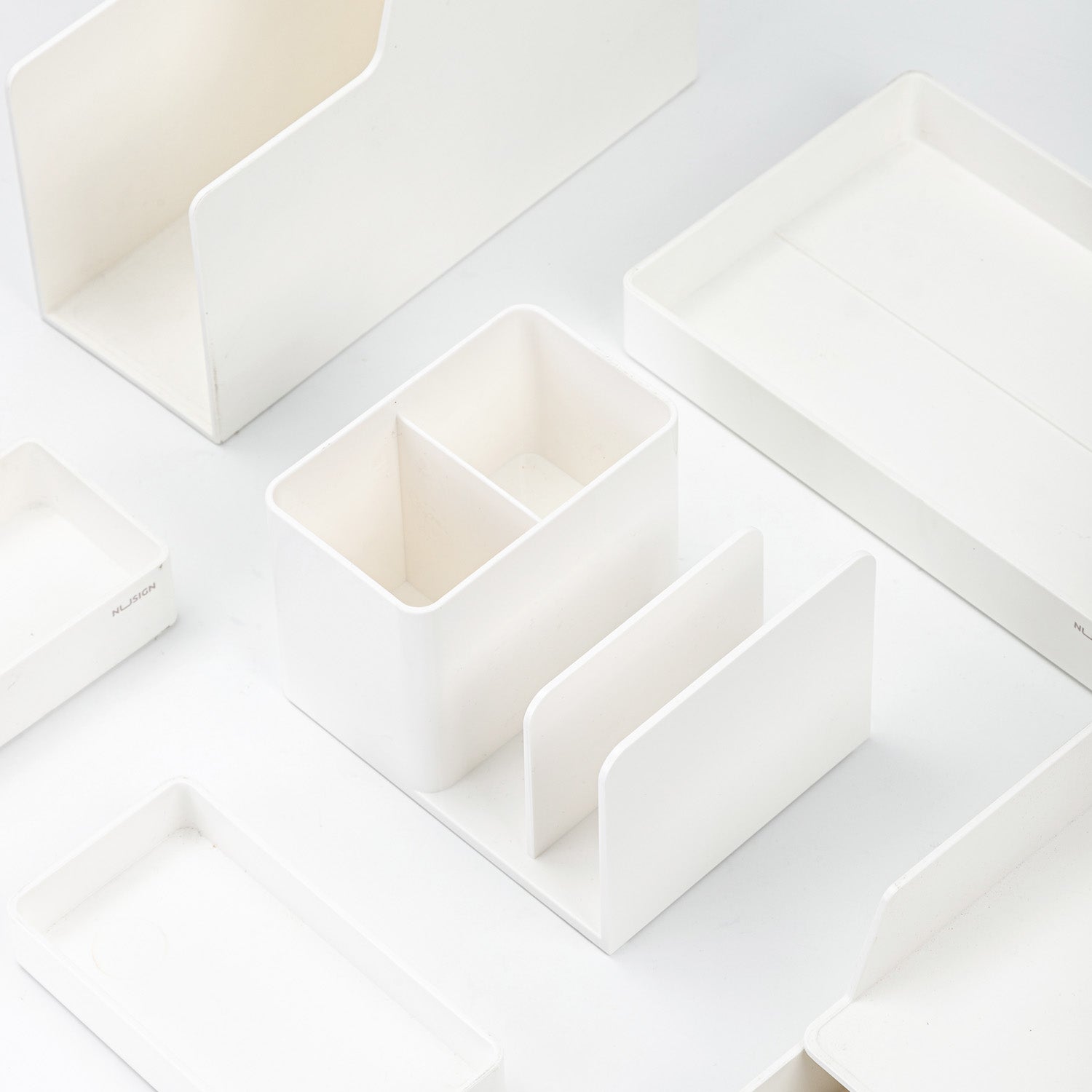 SUPORT BIROU 2 COMPARTIMENTE + 2 SEPARATOARE CARTI ALB NUSIGN DELI